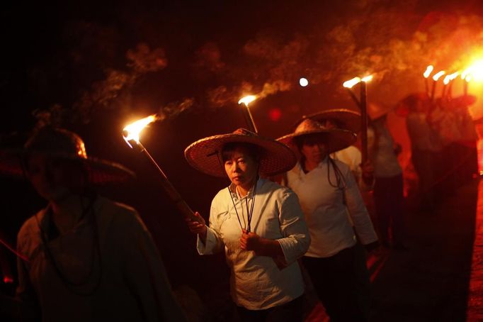 Actors perform a theatrical re-enactment of the Red Army battles and the beginning of the Long March in Jinggangshan, Jiangxi province September 20, 2012. Jinggangshan is where former Chinese leader Mao Zedong's career as a revolutionary began to take off. In 1927, Mao and several communist leaders fled with a few thousands to the hills of Jinggangshan, hounded and outnumbered by Nationalist forces. REUTERS/Carlos Barria (CHINA - Tags: POLITICS SOCIETY ENTERTAINMENT) Published: Zář. 20, 2012, 3:22 odp.