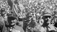 1936 Garmisch-Partenkirchen: Nacistický režim si potrpěl na pozlátko a velké akce. Úvod v Ga-Pa tak byl prvním opravdu masovým zahajovacím ceremoniálem zimní her. Všechno bylo jak na sjezdech NSDAP v Norimberku: řečnil Adolf Hitler a lidé mu nadšeně hajlovali.