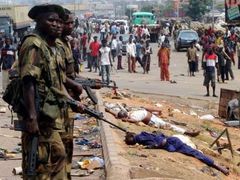 Při náboženských střetech v Nigérii zemřelo více než sto osob.