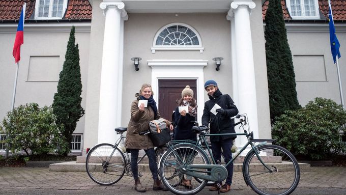 Někteří Češi přijeli ke kodaňské ambasádě na kole.