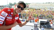 Italský jezdec jen v nejvyšších třídách (stihl ještě poslední dva roky pětistovek i premiéru MotoGP) na strojích tří značek nasbíral 240 vítězství.Ono to vlastně bylo jen na dvou značkách, s Ducati nevyhrál vůbec nic.