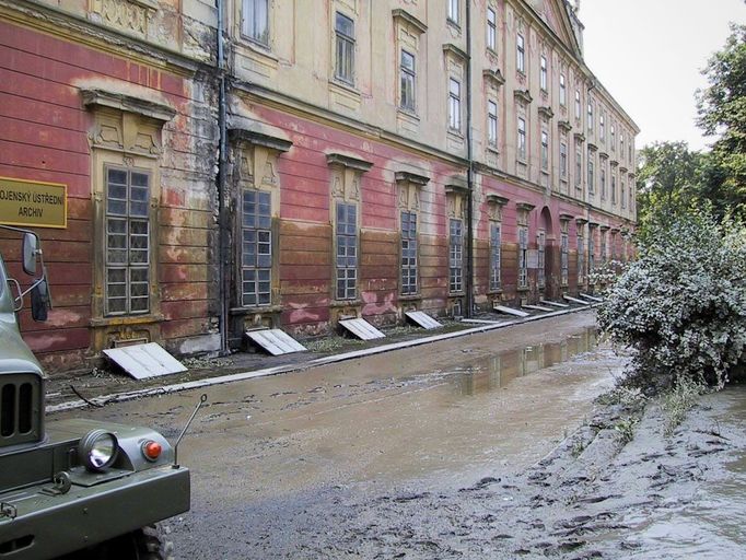 Voda tak napáchala v prostorách Invalidovny a přilehlém okolí velké škody. Zde vidíte, jak Invalidovna vypadala poté, co opadla povodňová vlna.