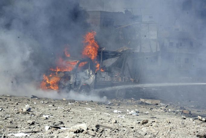 A vehicle burns at the site of an explosion in Damascus May 10, 2012. Dozens of people were killed or wounded in two "terrorist explosions" which struck a southern district of the Syrian capital Damascus on Thursday, state television said. REUTERS/Sana/Handout (SYRIA - Tags: CIVIL UNREST POLITICS) FOR EDITORIAL USE ONLY. NOT FOR SALE FOR MARKETING OR ADVERTISING CAMPAIGNS. THIS IMAGE HAS BEEN SUPPLIED BY A THIRD PARTY. IT IS DISTRIBUTED, EXACTLY AS RECEIVED BY REUTERS, AS A SERVICE TO CLIENTS Published: Kvě. 10, 2012, 7:22 dop.