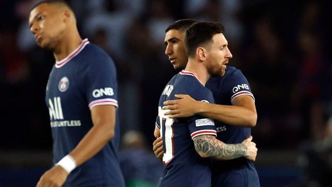 Lionel Messi slaví branku s Achrafem Hakimim