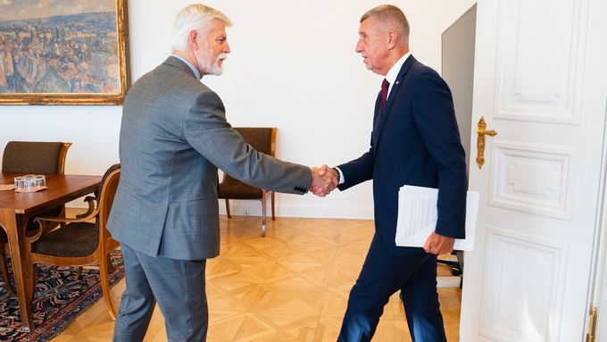 Prezident Petr Pavel (vlevo) a Andrej Babiš při setkání na Pražském hradě, 29. září 2025.