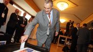 Sobě Karel Schwarzenberg hlas nedal, ostatním to tam hodil.