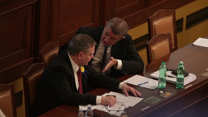 Ministr financí Andrej Babiš poslouchal ve sněmovně kritiku za své kauzy. Otrávenost dával najevo i v dialogu s vládním kolegou Zaorálkem z ČSSD.