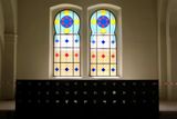 Vitrážová okna, která pro synagogu vybral památkový ústav. Majitel objektu uvažuje o tom, že by je vyměnil za méně barevnou verzi.