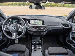 Palubní deska BMW je relativně vysoká a přináší palubní systém z nové řady 3 nebo SUV X5. Funguje na jedničku.