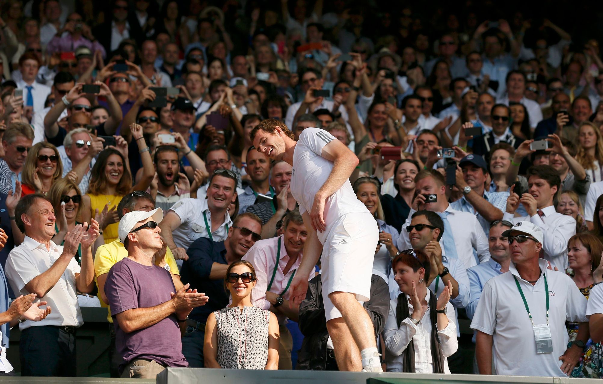 Andy Murray slaví vítězství ve Wimbledonu 2013