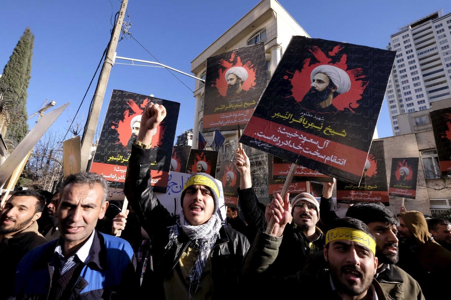 Íránci protestují proti popravě šíitského duchovního Nimra Bákira Nimra v Saúdské Arábii