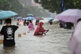 "Nikdy v životě jsem neviděl tolik deště," řekl britskému serveru BBC sedmadvacetiletý obyvatel provincie Liou. "V jednu chvíli na nás padalo z nebe tolik deště, až všechno bylo bílé."