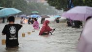 "Nikdy v životě jsem neviděl tolik deště," řekl britskému serveru BBC sedmadvacetiletý obyvatel provincie Liou. "V jednu chvíli na nás padalo z nebe tolik deště, až všechno bylo bílé."