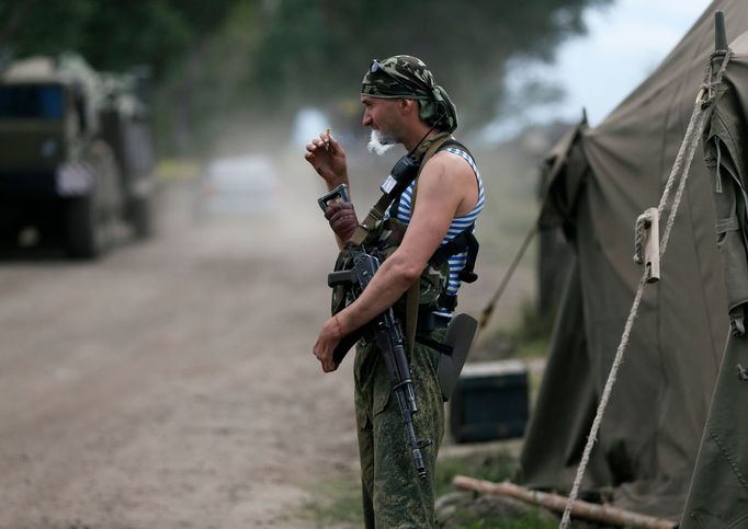 Kouřící ukrajinský voják u vojenské základny poblíž Slavjansku. Prezident Poroshenko považuje dobytí města za zlom v boji se separatisty.