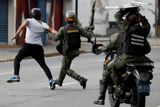 Nesouhlasné hlasy obyvatel Venezuely se v některých částech snaží ozbrojené jednotky potlačit pomocí slzného plynu a gumových projektilů. Po demonstrantech hází také kameny.