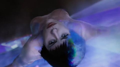 Kyberpunkový film se Scarlett Johanssonovou je výtvarná podívaná bez emocí