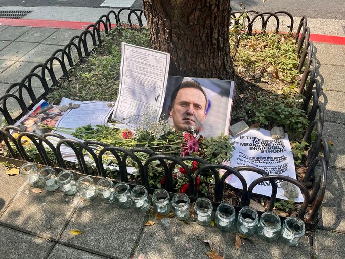 Rusové na Tchaj-wanu nemohou volit v prezidentských volbách. Uspořádali proto protest před ruskou zastupitelskou kanceláří.