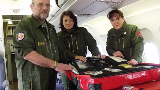 Michal Mareček se zdravotními sestrami Miroslavou Wodeckou a Janou Šámalovou (zleva) ve speciálně upraveném Airbusu pro převoz těžce raněných.