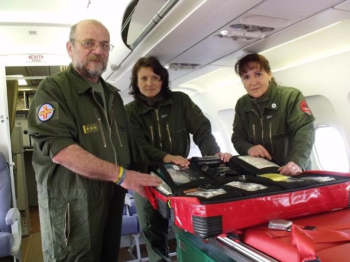 Michal Mareček se zdravotními sestrami Miroslavou Wodeckou a Janou Šámalovou (zleva) ve speciálně upraveném Airbusu pro převoz těžce raněných.