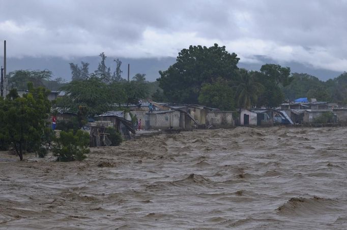 Heavy rains from Hurricane Sandy causes the Croix de Mission river to swell to levels that threaten to flood the homes along its bank in Port-au-Prince October 25, 2012. According to media reports Hurricane Sandy has claimed one life in Haiti. REUTERS/Swoan Parker (HAITI - Tags: DISASTER ENVIRONMENT TPX IMAGES OF THE DAY) Published: Říj. 25, 2012, 11:34 odp.