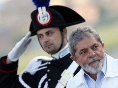 Brazilský prezident Lula navštívil Řím loni v červnu. Teď mu tam nemohou přijít na jméno.