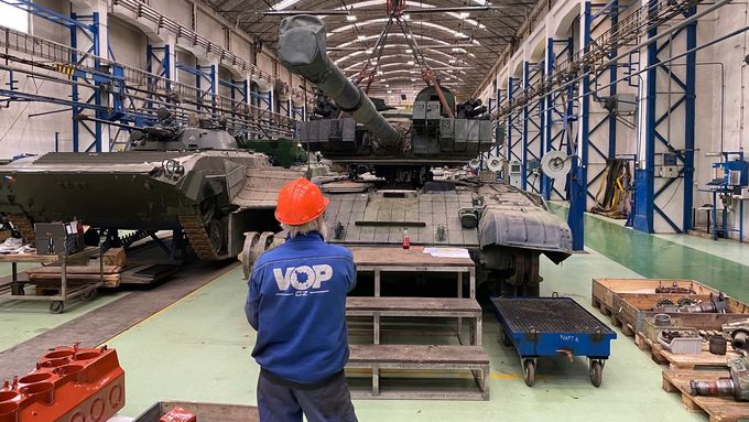 V těchto dnech je v halách opraven VOP CZ hned několik tanků. Některé se modernizují pro českou armádu, jiné se repasují v rámci zakázky pro soukromou zbrojovku.