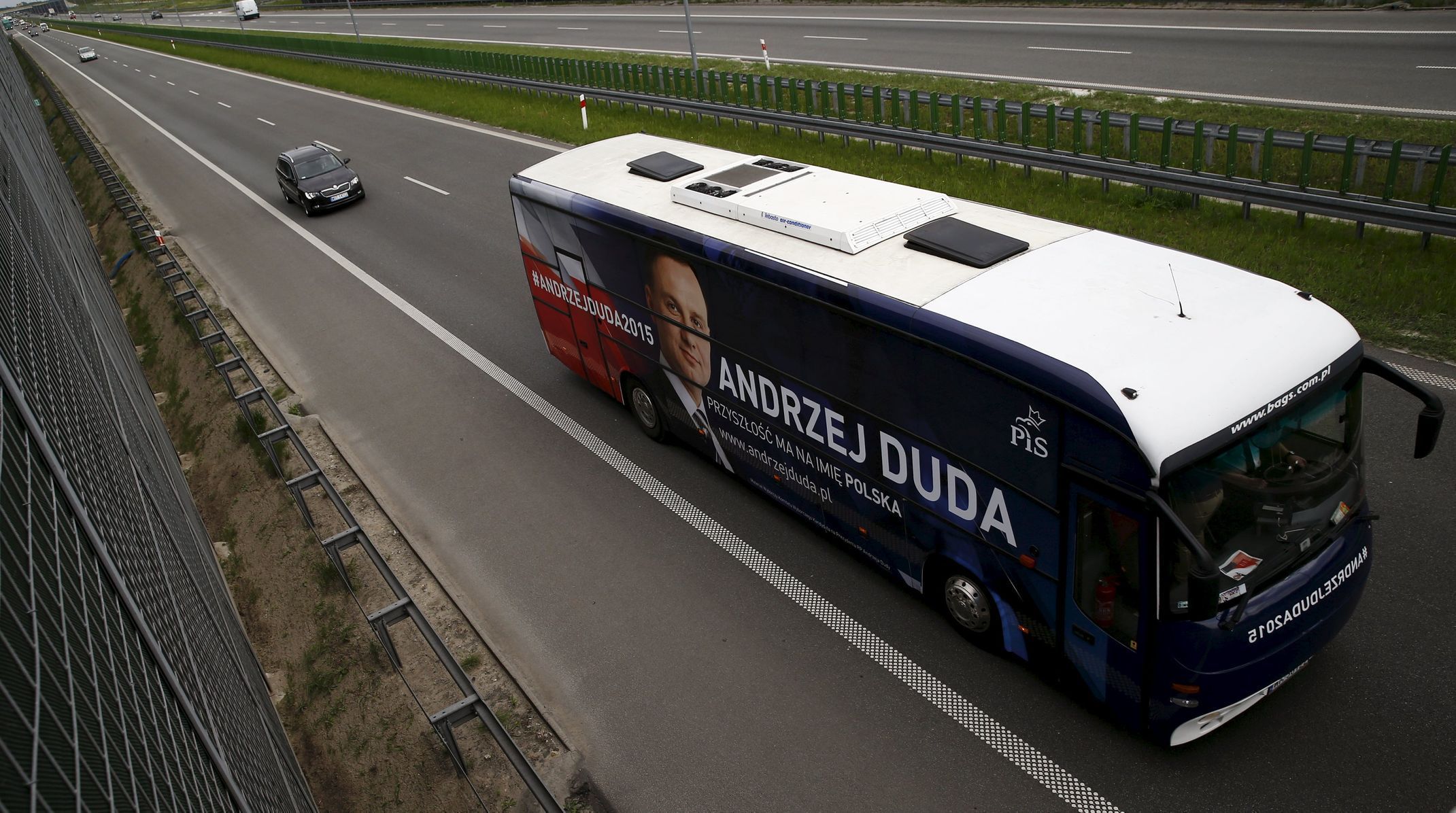 Polské silnice křižuje autobus štábu Andrzeje Dudy, nazvaný Dudabus.
