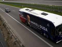 Polské silnice křižuje autobus štábu Andrzeje Dudy, nazvaný Dudabus.