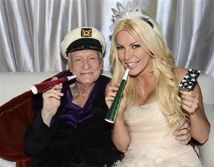 Hugh Hefner pózuje se svou nevěstou Crystal Harris při jejich svatbě na Silvestra 2012 v Beverly Hills.