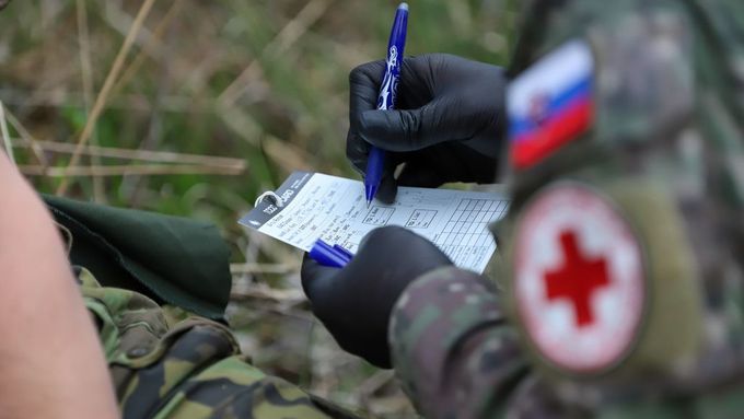 Žaludky vojáků měly potíže se stravou, kterou jim servírovala slovenská firma. Zdravotní situace podle ministryně Jany Černochové hrozila reputačním problémem.