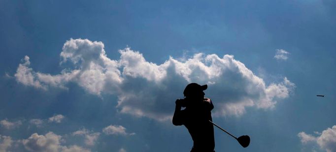 Paraguayec Fabricio Zanotti odpaluje z 12. jamky během finálového kola golfového šampionátu Moravia Silesia Open v Čeladné, 2. srpna 2009.