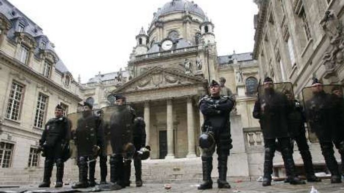 Republikové bezpečnostní roty CRS byly ve Francii založeny v roce 1944.
