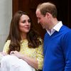 William a Catherine ukazují dceru po porodu, 2. května 2015