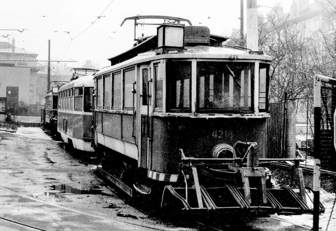 Sněhový pluh po odstavení z provozu do vozovny Žižkov na snímku z roku 1987