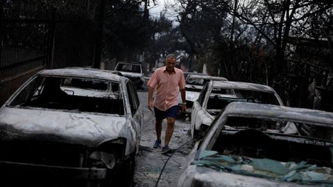 Po požáru v Řecku zůstalo jen vrakoviště. Auta ohořela na plech