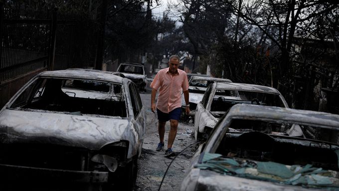 Požár v Řecku po sobě zanechal vrakoviště. Nyní už je na ústupu