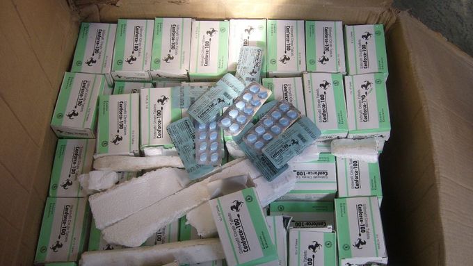 Ruzyňští celníci zadrželi na 195 000 kusů padělaných léků na podporu erekce.