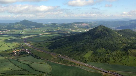 Červnové deště napáchaly škodu na D8. Svah se utrhl a sjel na úsek dálnice