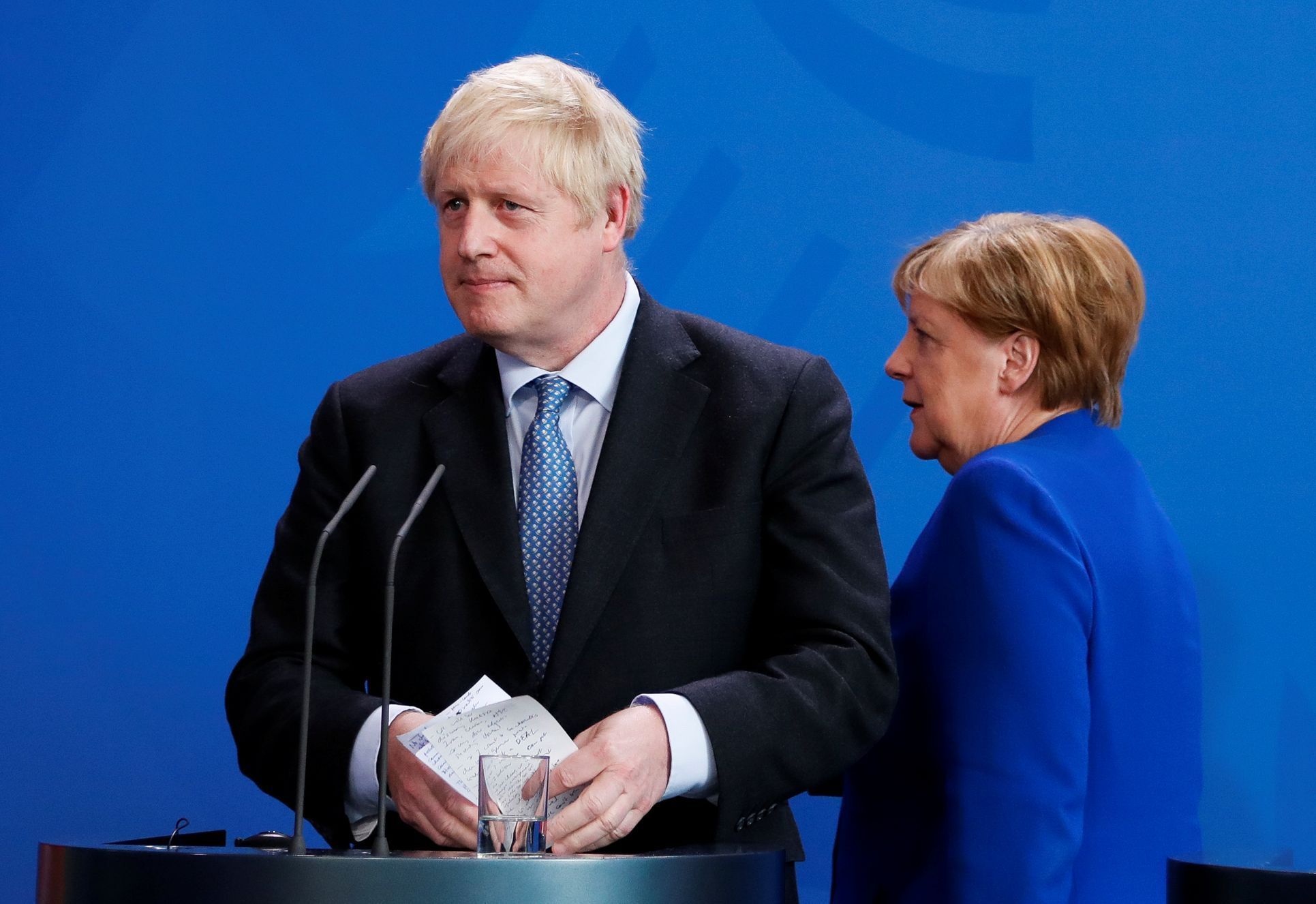 Boris Johnson s Angelou Merkelovou