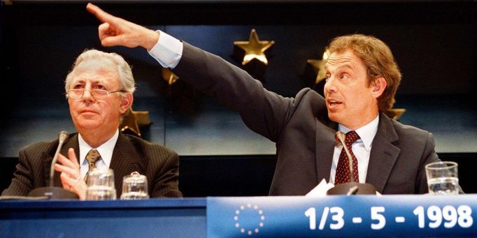 Tony Blair během tiskové konference na závěr summitu EU v Bruselu v roce 1998.