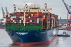 Do Hamburku vplula největší nákladní loď na světě, dlouhá je 400 metrů