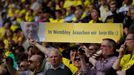 Fotbal, Bundesliga, Dortmund - Bayern Mnichov: fanoušci Dortmundu - nápis "Ve Wembley nepotřebujeme žádný záchod!".