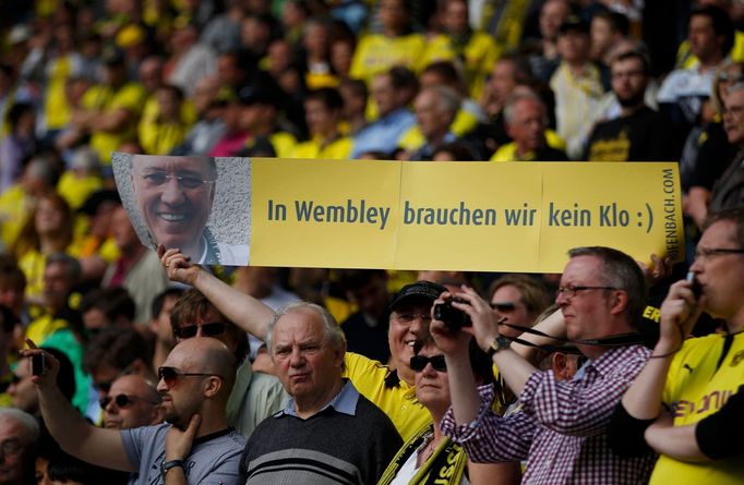 Fotbal, Bundesliga, Dortmund - Bayern Mnichov: fanoušci Dortmundu - nápis "Ve Wembley nepotřebujeme žádný záchod!".