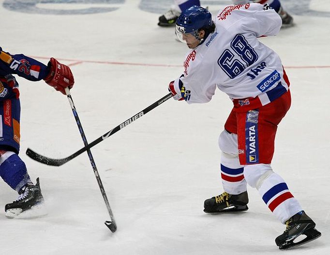 Střela Jaromíra Jágra na slovenskou bránu. Ve 26. minutě utkání si připsal jeden ze sedmi gólů do slovenské sítě.