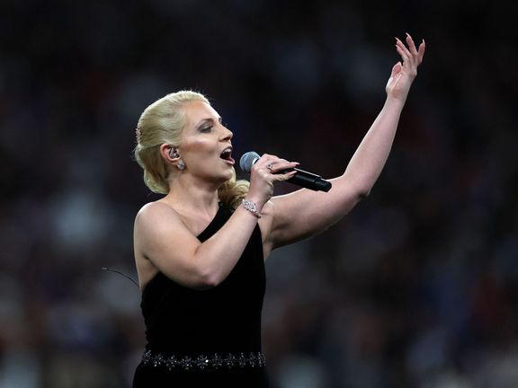 Emily Haigová zpívá hymnu před utkáním Anglie - Německo