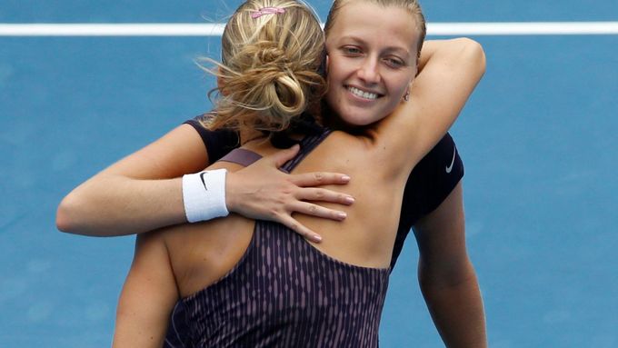 Petra Kvitová přijímá gratulaci od Lucie Šafářové po výhře na turnaji v Sydney