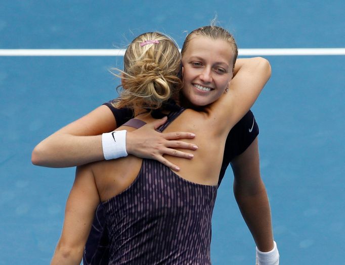 Petra Kvitová přijímá gratulaci od Lucie Šafářové po výhře na turnaji v Sydney