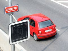 Zlíchovským tunelem na Smíchově se projíždí padesátkou. Magistrát Prahy chce zvýšit rychlost na 70km/h.