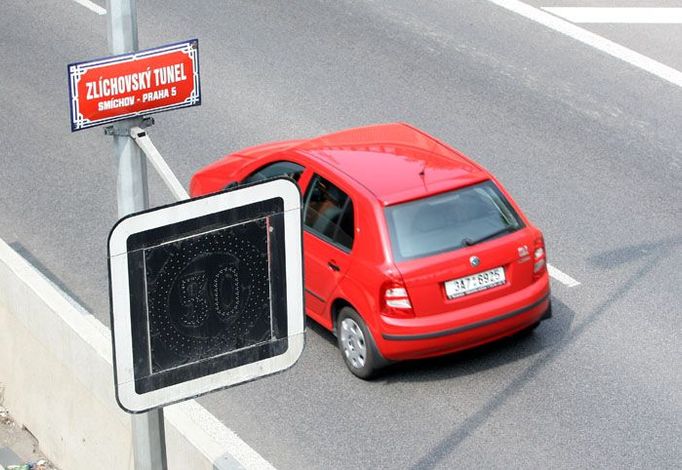 Zlíchovským tunelem v Praze na Smíchově se projíždí padesátkou. Magistrát Prahy zde navrhuje zvýšit rychlost na 70 km/h.