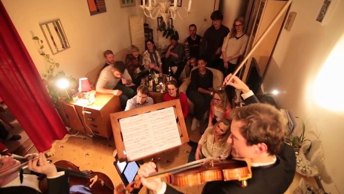 Tak vypadají domácí koncerty, které pořádá violoncellista Tomáš Jamník a jeho spolek Vážný zájem.